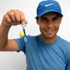 Teniszütő labdával kulcstartó Rafael Nadal kezében