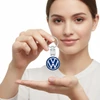 Volkswagen kulcstartó kézben