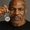 Bokszoló kulcstartó Mike Tyson kezében
