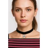 BTS choker nyaklánc modellen