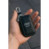 Műbőr Audi kulcstartó kézben