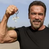 Kettlebell kulcstartó Arnold kezében