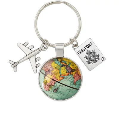 Világutazó kulcstartó medálokkal