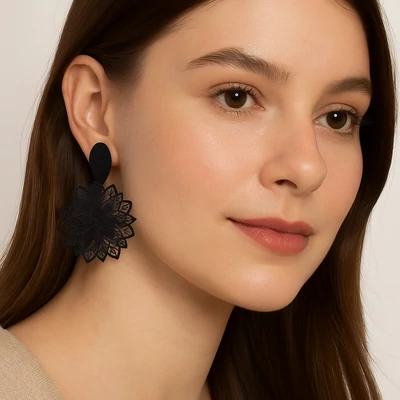 Fekete virágos fülbevaló