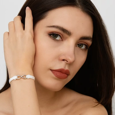 Fehér bőr végtelen jeles karkötő