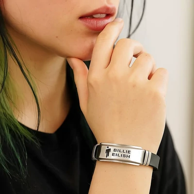 Billie Eilish logós fekete karkötő