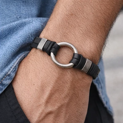 Kör medálos bőr karkötő