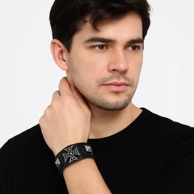 Motoros férfi bőr karkötő vaskereszt dizájnnal