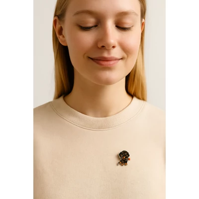 Tacskó rózsával kitűző