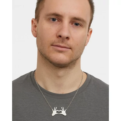 Szívet formázó kezek nyaklánc