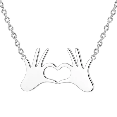 Szívet formázó kezek nyaklánc
