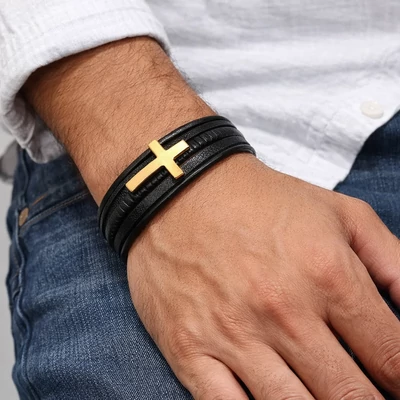 Bőr karkötő kereszt medállal