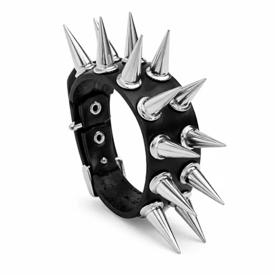 Szegecses bőr karkötő