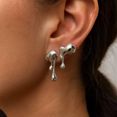 Folyékony fém alakú fülbevaló