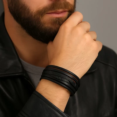 Fekete toll bőr karkötő