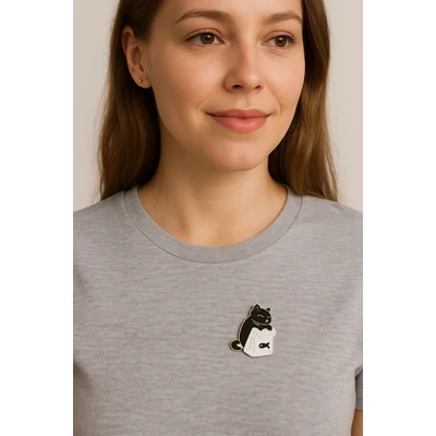 Cica a hallal kitűző