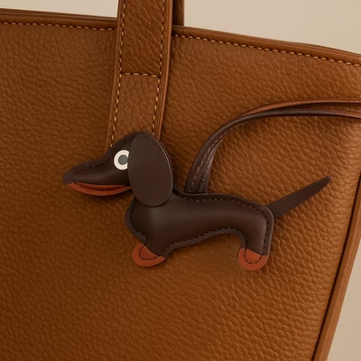 Bőr tacskó kulcstartó / táskadísz