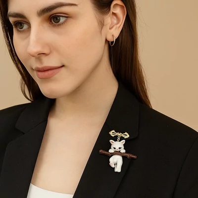 Cica a faágon kitűző