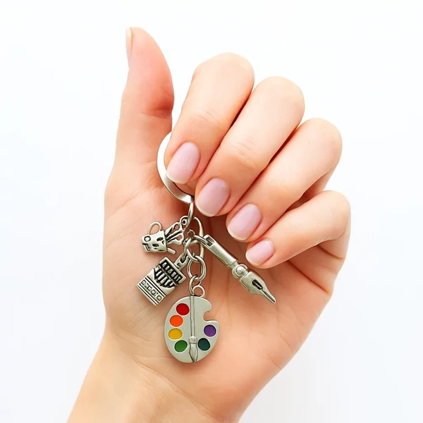 Festő kulcstartó kézben