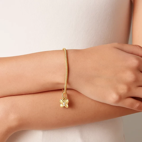 Arany pillangós Pandora stílusú medál kézen