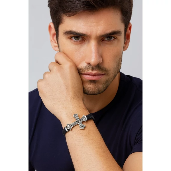 Fonott bőr karkötő díszes ezüst kereszttel modell