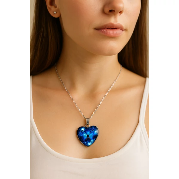 Szív alakú pillangós nyaklánc modellen