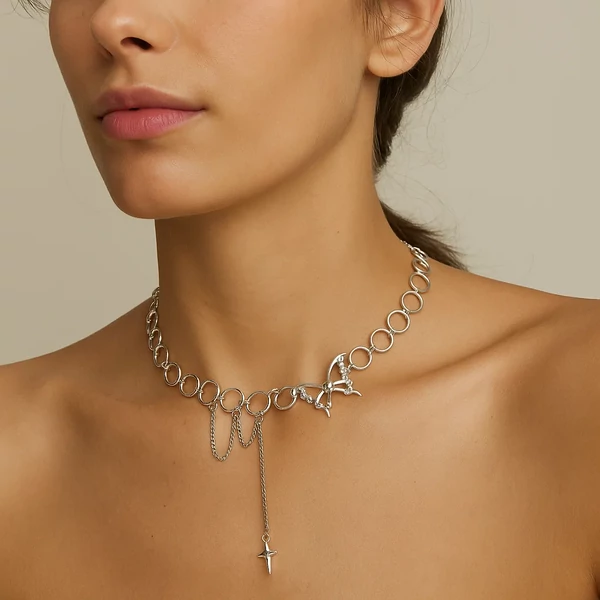 Pillangós keresztes nyaklánc nyakban