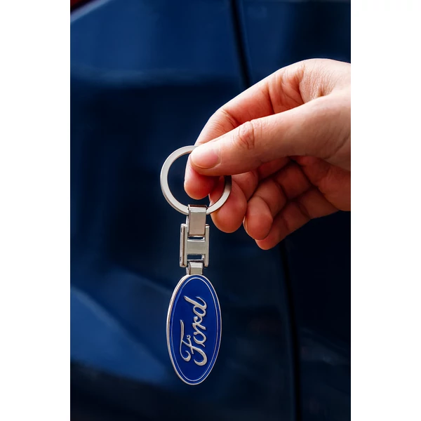 Ford kulcstartó kézben