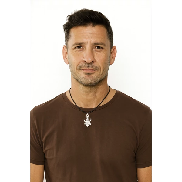 Odaát (Supernatural) Dean nyaklánca modellen