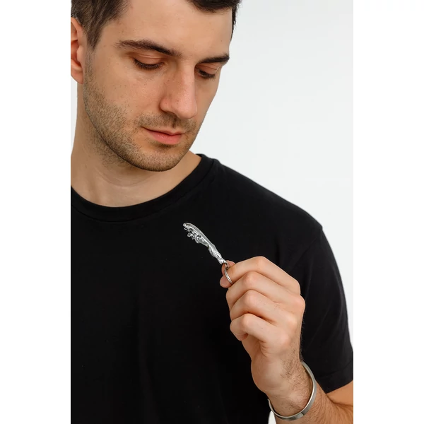 Jaguar kulcstartó kézben