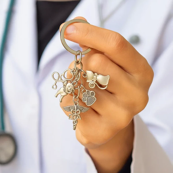 Állatorvos kulcstartó kézben