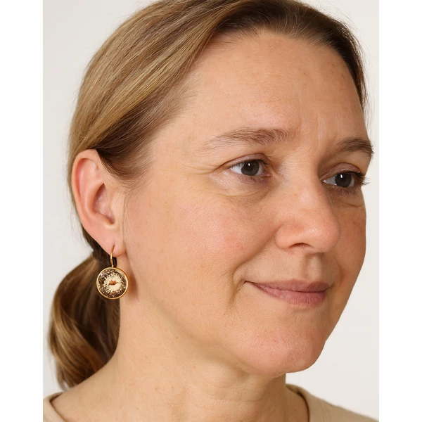 Halacskás fülbevaló fülben