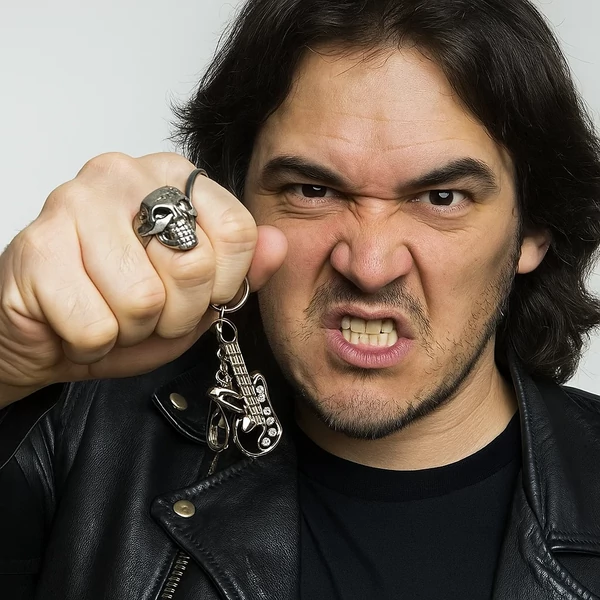 Strasszköves gitár kulcstartó kézben