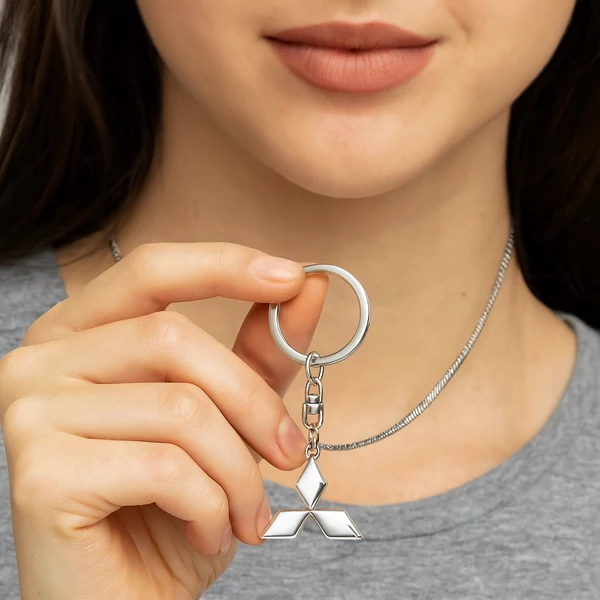 Mitsubishi kulcstartó kézben