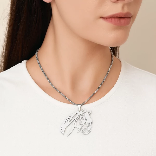 Lófejes nyaklánc nyakban