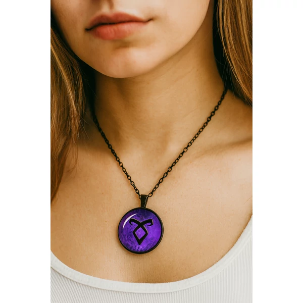 Színes Csontváros nyaklánc modellen