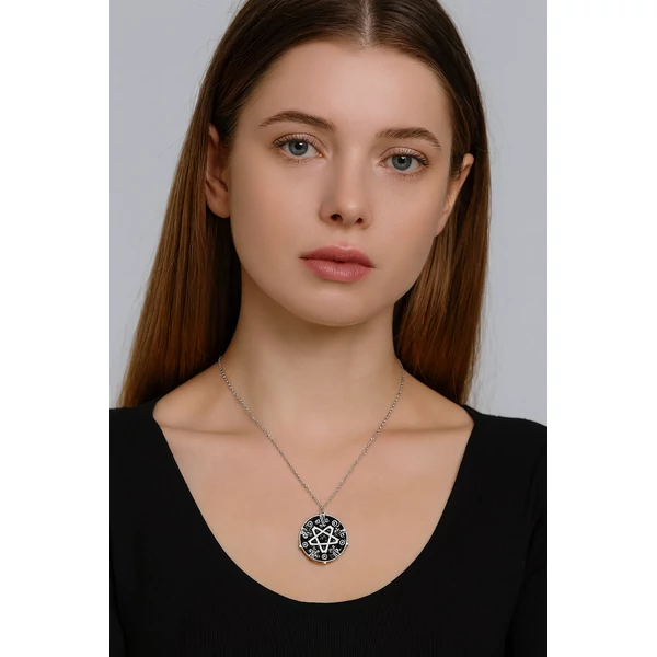 The Witcher Yennefer nyaklánca nyakban