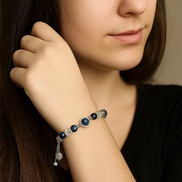 Romantikus gyöngy karkötő kézen