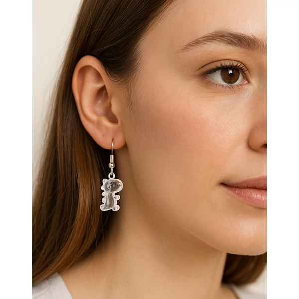 Színes dinós fülbevaló modellen