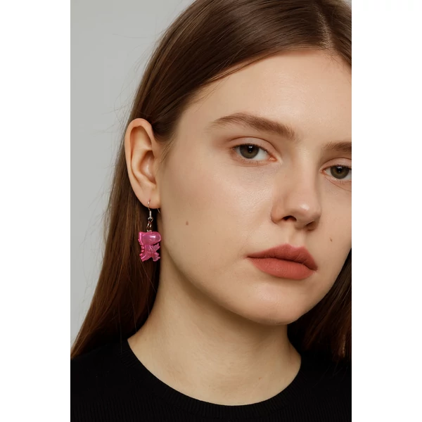 Pink dinós fülbevaló modellen
