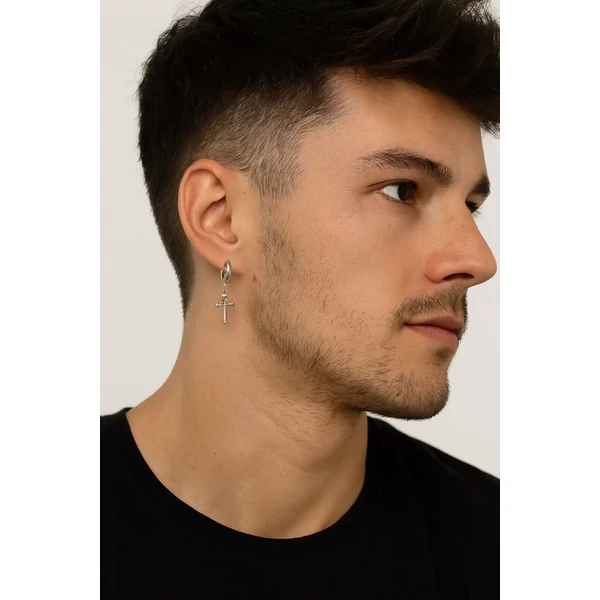 Rozsdamentes acél kereszt fülbevaló modellen