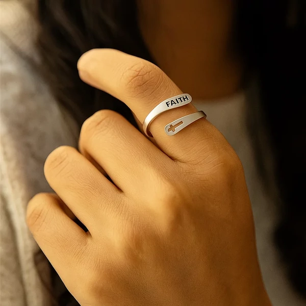 Keresztes hit gyűrű ujjon