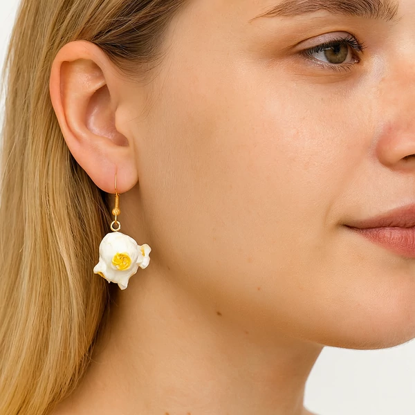 Popcorn fülbevaló modellen