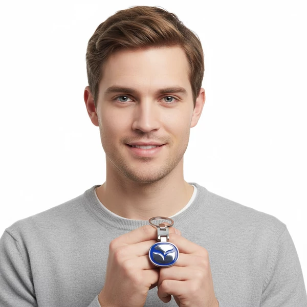 Mazda kulcstartó kézben