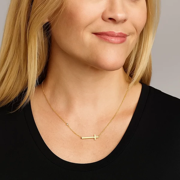 Aranyozott acél fekvő keresztes nyaklánc nyakban