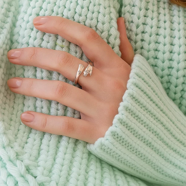 Elegáns ezüst gyűrű női kézen