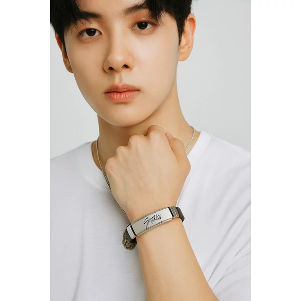 Acél Stray Kids feliratú karkötő modellen