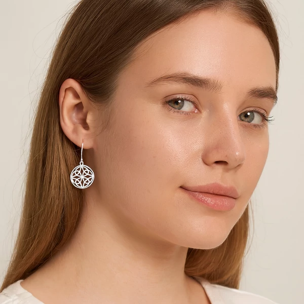 Kelta csomós fülbevaló modellen