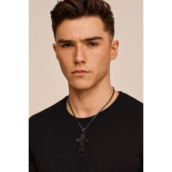 Acél férfi fekete keresztes nyaklánc modellen