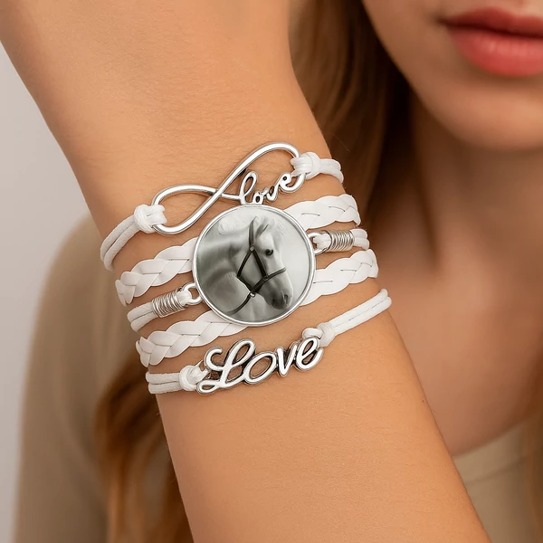 Fényképes lovas karkötő (fehér) kézen